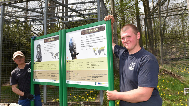Steve Mühle (re.) und Lutz Held stellen im Wildpark neue Infotafeln über die einzelnen Tiere auf.