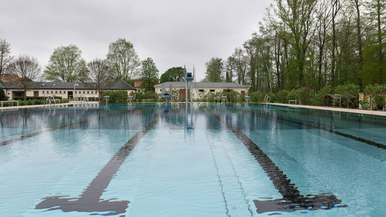 Ab ins kühle Nass: Das Ottendorfer Teichwiesenbad bereitet die Saison vor. Ob die Gäste dann bereits den neuen Parkplatz benutzen können, ist ungewiss.