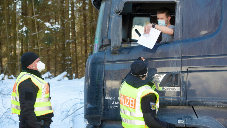 Bundespolizisten kontrollieren einen aus Tschechien kommenden Lkw auf der S148 bei Neugersdorf.