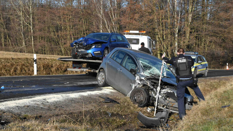 Zwei Autos sind bei einem schweren Unfall zwischen Olbersdorf und Bertsdorf zusammengestoßen. Drei Menschen, darunter ein Kind werden verletzt.