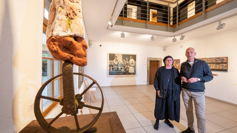 Die ehemalige Leiterin der Stadtgalerie, Karin Baum und der amtierende Chef, Alexander Lange, in der aktuellen Sonderausstellung „30 Jahre Städtische Kunstsammlung Radebeul“.