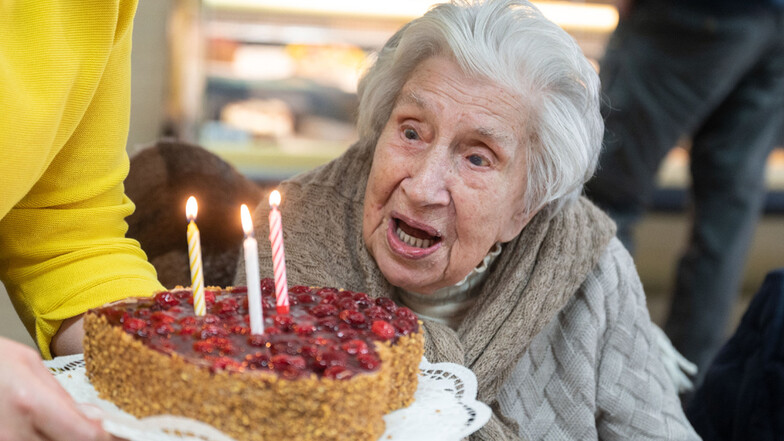 Mina Hehn feiert Anfang 2022 in einem Cafe ihren 109. Geburtstag und freut sich über eine Geburtstagstorte mit Kerzen darauf. In Deutschland sind 23.500 Menschen 100 oder älter..
