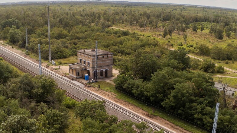 Blick auf den Bahnhof Jacobsthal. Im Gelände dahinter sollte der Natur- und Geschichtslehrpfad entstehen.