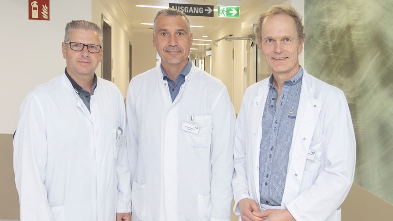 Die Chefärzte Prof. Oliver Stöltzing, Dr. Petr Sergeev und Prof. Jörg Schubert im Riesaer Elblandklinikum. Bei der Behandlung von Darm- und Pankrearkrebspatienten arbeiten nicht nur sie eng zusammen. Auch andere Ärzte, spezialisierte Pflegekräfte sowie we