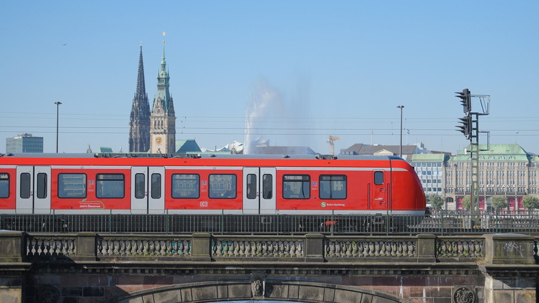Eine S-Bahn fährt durch Hamburg. Für 64 neue, dreiteilige Züge für die Stadt erfolgten in den nächsten Jahren die Endmontage in Bautzen.