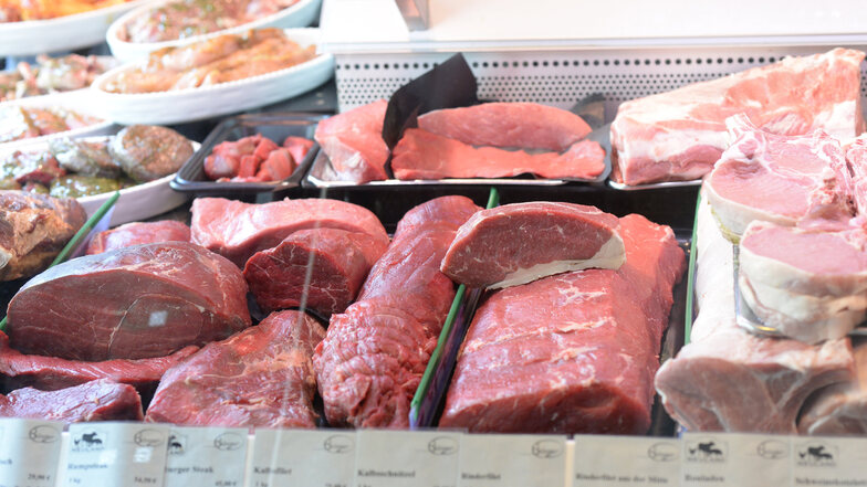 Fleisch- und Wurstwaren werden bald im Tresen der Fleischerei Schulze in Moritzburg angeboten. Ein Imbissangebot ist auch geplant.