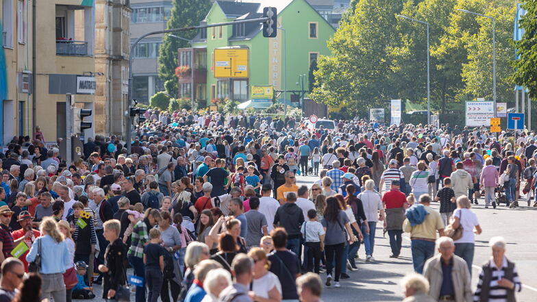 Bei schönstem Spätsommerwetter waren Tausende auf der gesperrten Dresdener Straße unterwegs.