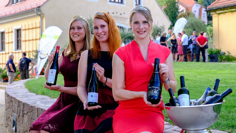 Von Weinkönigin Lisa Leinemann (links) sowie den Prinzessinnen Katrin Hecht (Mitte) und Ann-Kathrin Schatzl auf der Hoflößnitz präsentiert: Sachsens goldgekürte Weine von 2017/2018.