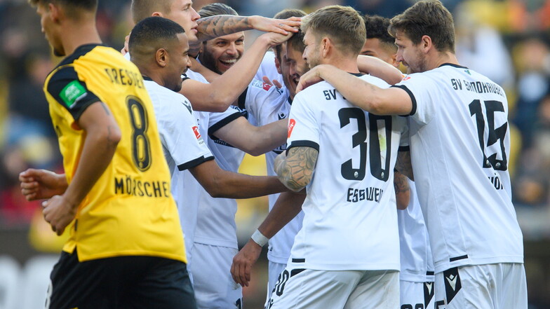 Am vergangenen Samstag wurde Pascal Testroet von seinen Mitspielern für den Siegtreffer in Dresden umjubelt. Nun muss der SV Sandhausen zunächst coronabedingt pausieren.