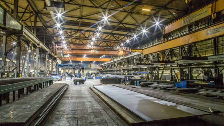 Die menschenleere Halle täuscht. In der Stahl Technologie Niesky GmbH wird gearbeitet, denn das Werk ist mit Aufträgen ausgelastet. Zunmindest bis Jahresende.