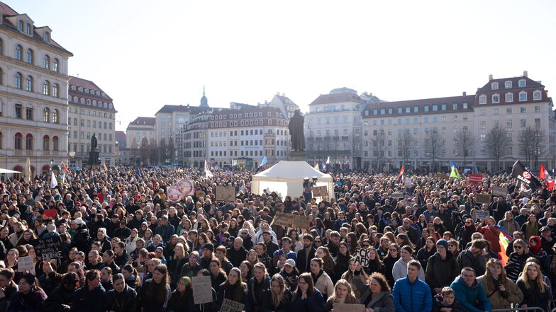 In den Demonstrationen gegen Rechtsradikalismus wie hier in Dresden Ende Februar sieht die deutsche Ärzteschaft ein "ermutigendes Zeichen".