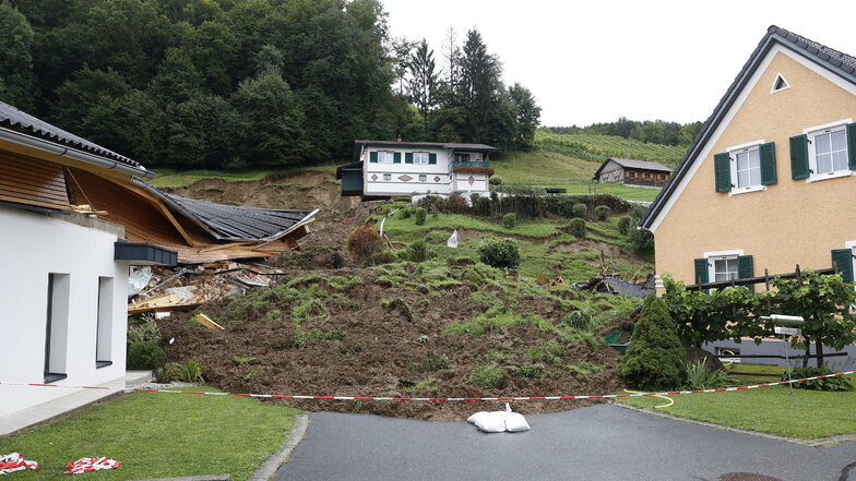 Ein zerstörtes Haus nach einem Hangrutsch in St. Johann im Saggautal im Bezirk Leibnitz in der Steiermark in Österreich.