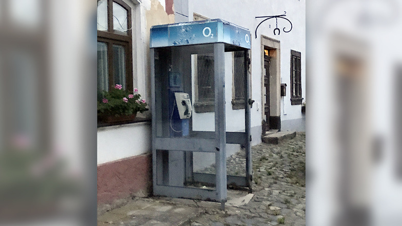 Eine der letzten Telefonzellen im Flecken Levín (Lewin) südöstlich von Ústí nad Labem.