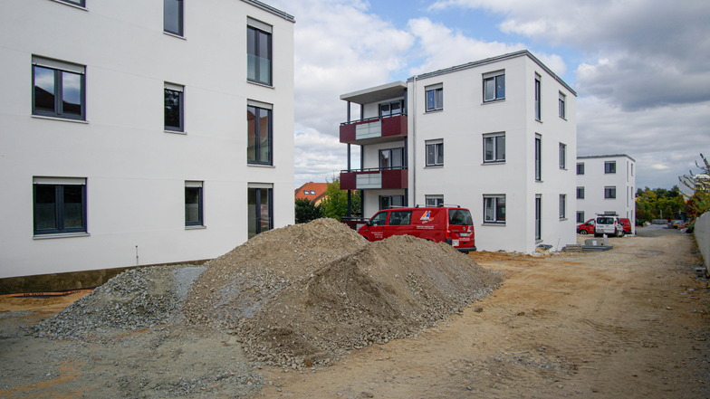 Die Häuser in der Fllinzstraße sehen von außen schon recht fertig aus. Die Straße neben den Häusern muss aber noch gebaut werden.