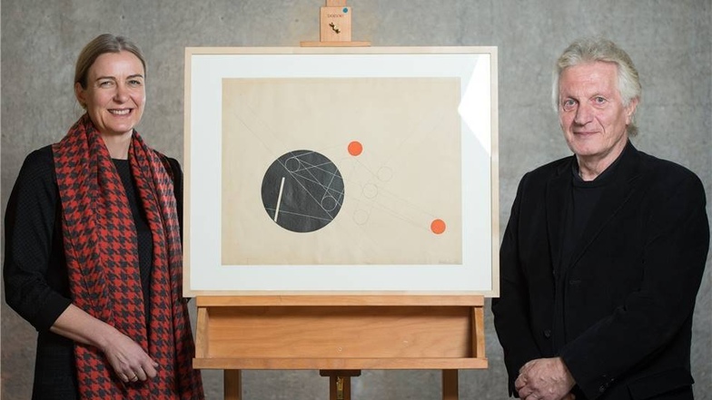 Der deutsch-italienische Kunstsammler Egidio Marzona und die Generaldirektorin der Staatlichen Kunstsammlungen Dresden, Marion Ackermann, mit einem echten aber titellosen Laszlo Moholy-Nagy in ihrer Mitte.