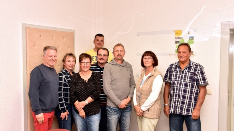 Der neue Ortschaftsrat Leippe-Torno ist nun vollzählig. Das Gruppenbild entstand am Montag nach der Sitzung – rechts Ortsvorsteher Martin Herrmann.