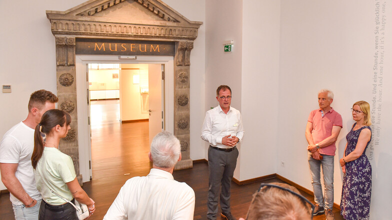 Museumsleiter Dr. Ulf Molzahn (4. von links) lädt am Tag der Deutschen Einheit zu zwei Sonderführungen ein.