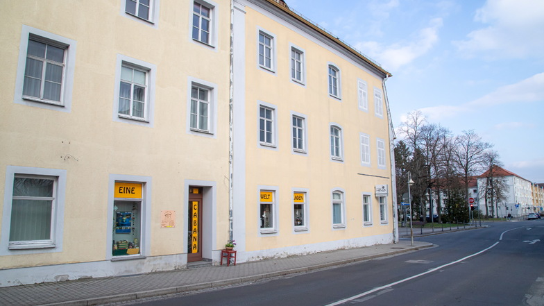 Der Eine Welt Laden hat sein Domizil im Brüderhaus in Niesky und ist von der Bautzener Straße aus erreichbar. Geöffnet ist von Dienstag bis Sonnabend.