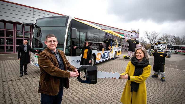 KSB-Präsident Eric Braun und Admedia-Geschäftsführerin Sarah Lange halten einen großen Schlüssel in ihren Händen. Mit dem Bus von Regiobus soll für die Belange des KSB geworben werden.