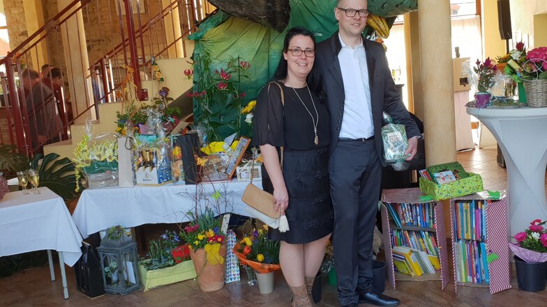 Bürgermeister Markus Hallmann und seine Frau Juliana freuen sich über so viele Spenden zum Einrichten einer neuen Schul-Bibliothek in Mittelherwigsdorf.