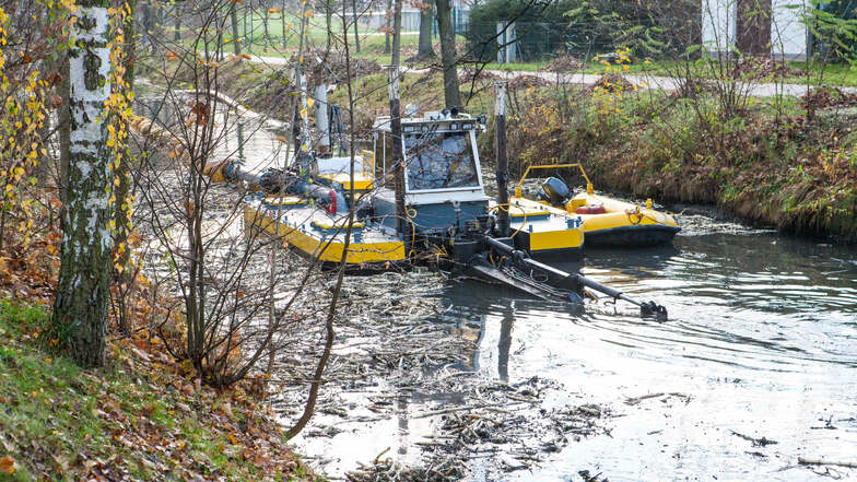 Im Jahr 2014 war auf dem Gröditzer Kanal so ein Saugspülboot unterwegs. Jetzt arbeitet eines zwischen Spansberg und der Landesgrenze auf der Kleinen Röder.