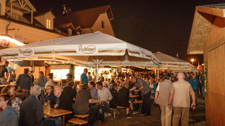 Das Pesterwitzer Weinfest ist längst kein Geheimtipp mehr. Auch viele Dresdner finden den Weg heraus auf den Berg.