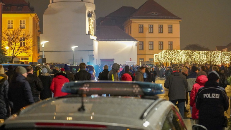 In Bautzen versammelten sich am Montagabend wieder Corona-Protestler auf dem Kornmarkt.