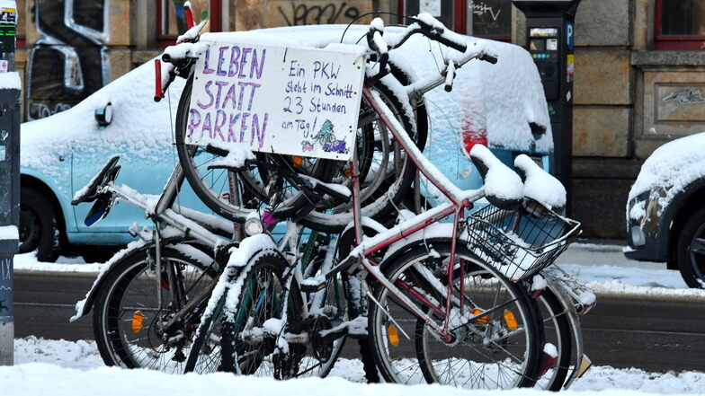 Fahrräder starr Parkplatz: In Dresden-Neustadt wurden sechs Fahrräder für eine Aktion aneinander gekettet.