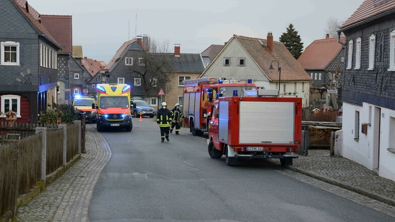 Polizei, Feuerwehr, Rettungsdienst waren am Dienstagvormittag an der Hauptstraße in Obercunnersdorf im Einsatz.