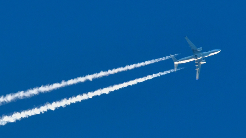 Auf jedem Flug wird CO2 ausgestoßen. Wer als Ausgleich zum Klimaschutz beitragen möchte, kann über eine Kompensationszahlung in Klimaschutzprojekte investieren.