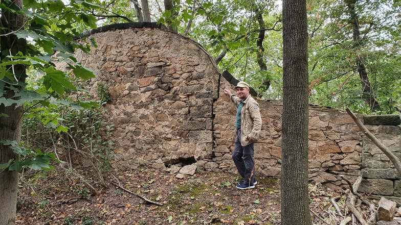 Geschichtsforscher Udo Kühn an der rätselhaften Ruine am kurfürstlichen Eckberg gegenüber vom Paradies, oberhalb vom Radebeuler Lößnitzgrund.