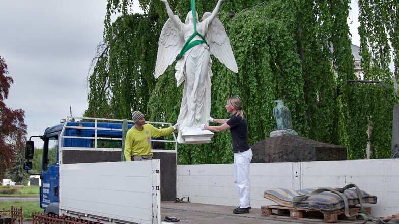 Unter Aufsicht der beiden Restauratoren Dana Krause und Sebastian Kolbe wird die Engelskulptur vom Lkw gehoben.