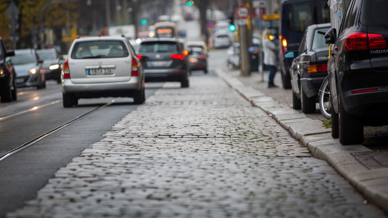 Über die Königsbrücker Straße rumpeln täglich 21.500 Fahrzeuge. Während die Sanierungsplanung andauert, wird der Zustand der Verkehrsader immer schlechter.