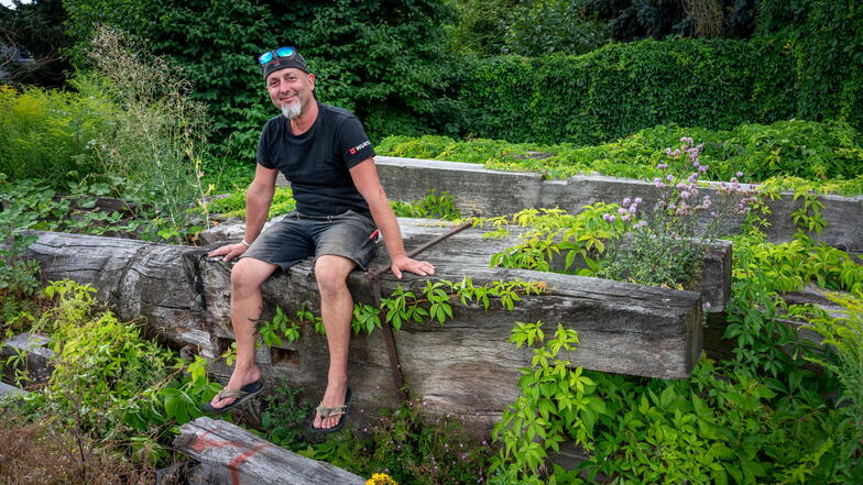 Zimmermann Gunter Krippaly sitzt auf dem sogenannten Hausbaum der demontierten Bockwindmühle Strocken. Er wird für die Mühle ein neues "Rückgrat" bauen und freut sich darauf.