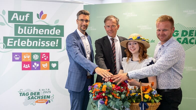 Der Sebnitzer Oberbürgermeister Ronald Kretzschmar, Kuratoriumspräsident Matthias Rößler. Blumenmädchen Leonie Werner sowie Robert Holec (v.l.n.r.), Bürgermeister von Dolni Poustevna, starten den Countdown.