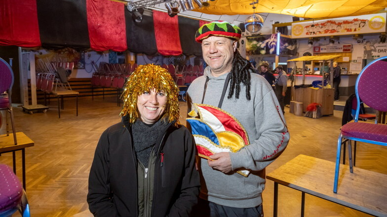 Kerstin Franke und Steffen Mühle sind zwei der vier noch aktiven Gründungsmitglieder des Karnevalclubs Rengersdorf.