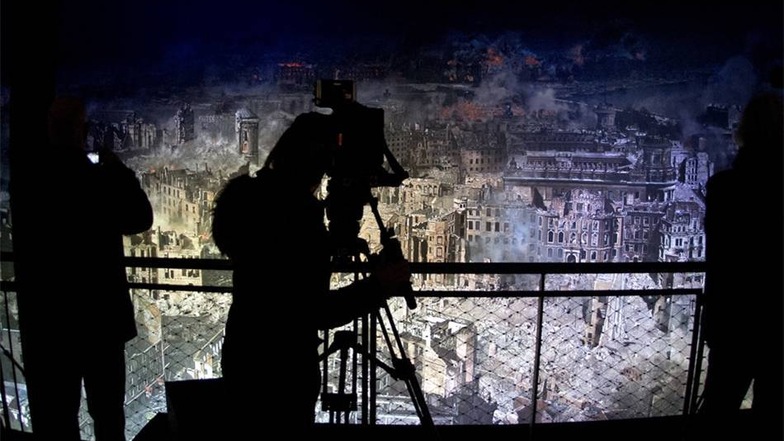 Kamerateams filmen von der Besucherplattform das 3.000 Quadratmeter große Bild.