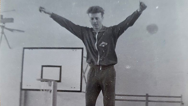 Absolute Körperbeherrschung ist eine wesentliche Voraussetzung für einen Turner. Gustav Schürgut brachte diese mit. Das Foto zeigt ihn 1972 im „zarten Alter“ von 32 Jahren auf dem als Batude bezeichneten große Trampolin.