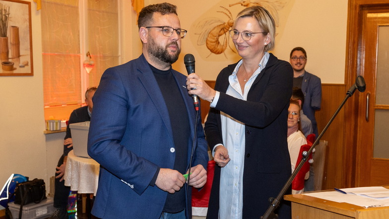 Anfang Dezember in Großenhain:  Sebastian Fischer  darf für die CDU um ein Direktmandat für den Landtag kämpfen. Versammlungsleiterin Daniela Kuge gratuliert. Sie hat von allen Kandidaten der CDU im Kreis Meißen die größten Chancen auf ein Landtagsmandat.