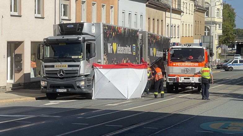 Bei einem Unfall mit einem Lastwagen ist ein 87 Jahre alter Fußgänger in Plauen ums Leben gekommen.