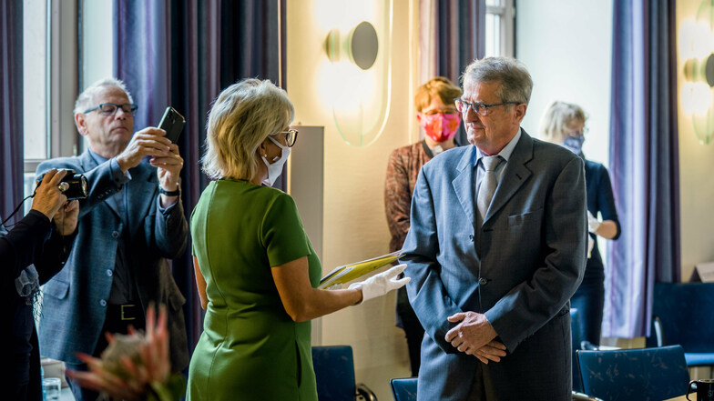 Der Großröhrsdorfer Bernd Franke erhielt aus den Händen der sächsischen Kulturministerin Barbara Klepsch eine Auszeichnung im Rahmen der Aktion "Ehrenamt im Museumswesen".