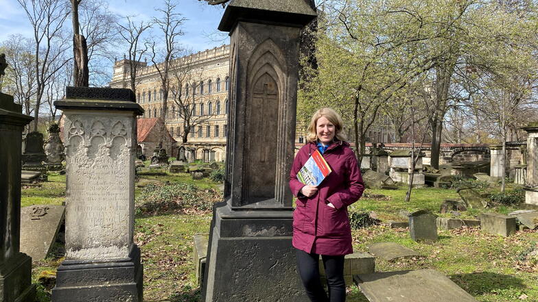 Dörthe Schimke aus dem Vorstand des Fördervereins Eliasfriedhof vor dem Ulrici-Grabmal, das nach Entwürfen von Friedrich entstanden ist.
