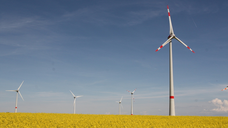 Bei einem Tag der offenen Tür im Windpark Erlau erhalten Interessierte Informationen zum Bau von Winkraftanlagen und den erneuerbaren Energien.