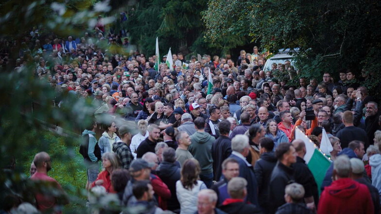 Rund 3.000 Menschen haben in Berggießhübel protestiert, nachdem bekannt geworden war, dass Flüchtlinge im Schloss Friedensthal unterkommen sollen.