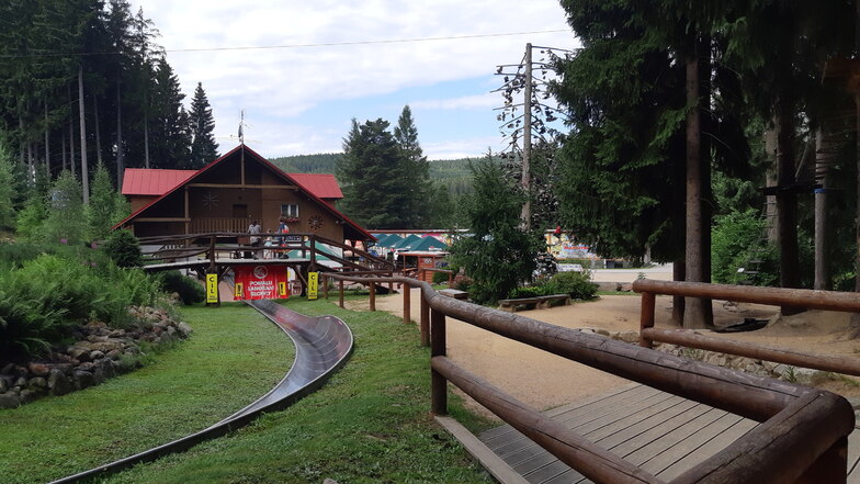 Eine Bobbahn mit angrenzendem großen Kletterwald sorgt für viel Spaß für Jedermann. Im gleichen Areal befindet sich übrigens auch ein kleiner Kletterparcours für jüngere Kinder.