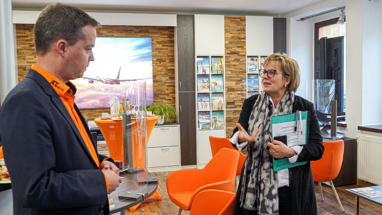 Sachsens Tourismusministerin Barbara Klepsch (CDU) im Gespräch mit Andreas Thomas in seinem Bautzener Reisebüro.