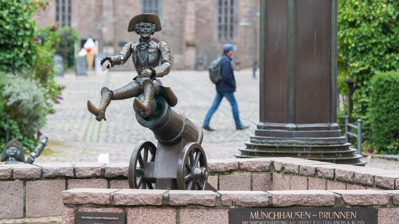 Der Münchhausen-Brunnen in Bodenwerder zeigt den Baron von Münchhausen beim Ritt auf der Kanonenkugel.