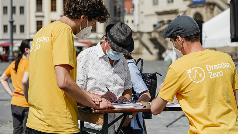 Seit Sommer 2021 sammeln Dutzende Freiwillige in Dresden Unterschriften für die Kampagne.