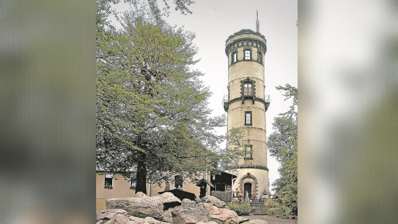 Bild links: Der Hochwaldturm mit dem Turmstübel, das aus einem alten Kartenverkaufshäuschen entstand.