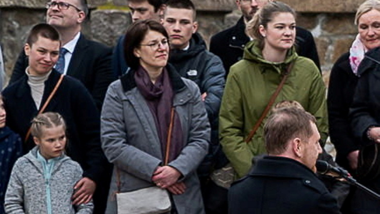 Anemone Müller-Großmann (Bildmitte mit Brille) kürzlich bei der Einweihung des Gedenkortes für ihren Vater, den früheren Görlitzer Bürgermeister Ulf Großmann.